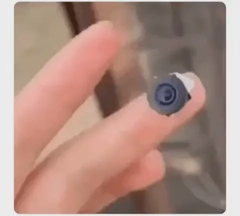 La mini caméra tenue entre deux doigts, posée sur une porte, puis l'image qu'elle filme