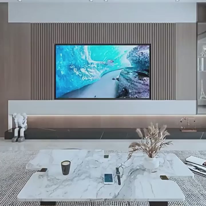 Un téléviseur monté sur un support mural orientable dans un salon : l'écran s'incline et pivote
