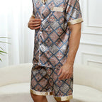 Pyjama en soie homme court luxe imprimé foulard bleu ardoise et terracotta, chemise boutonnée et short assorti