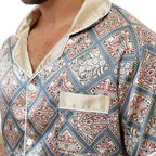 Détail du col satiné beige et de la poche poitrine du pyjama en soie homme court luxe