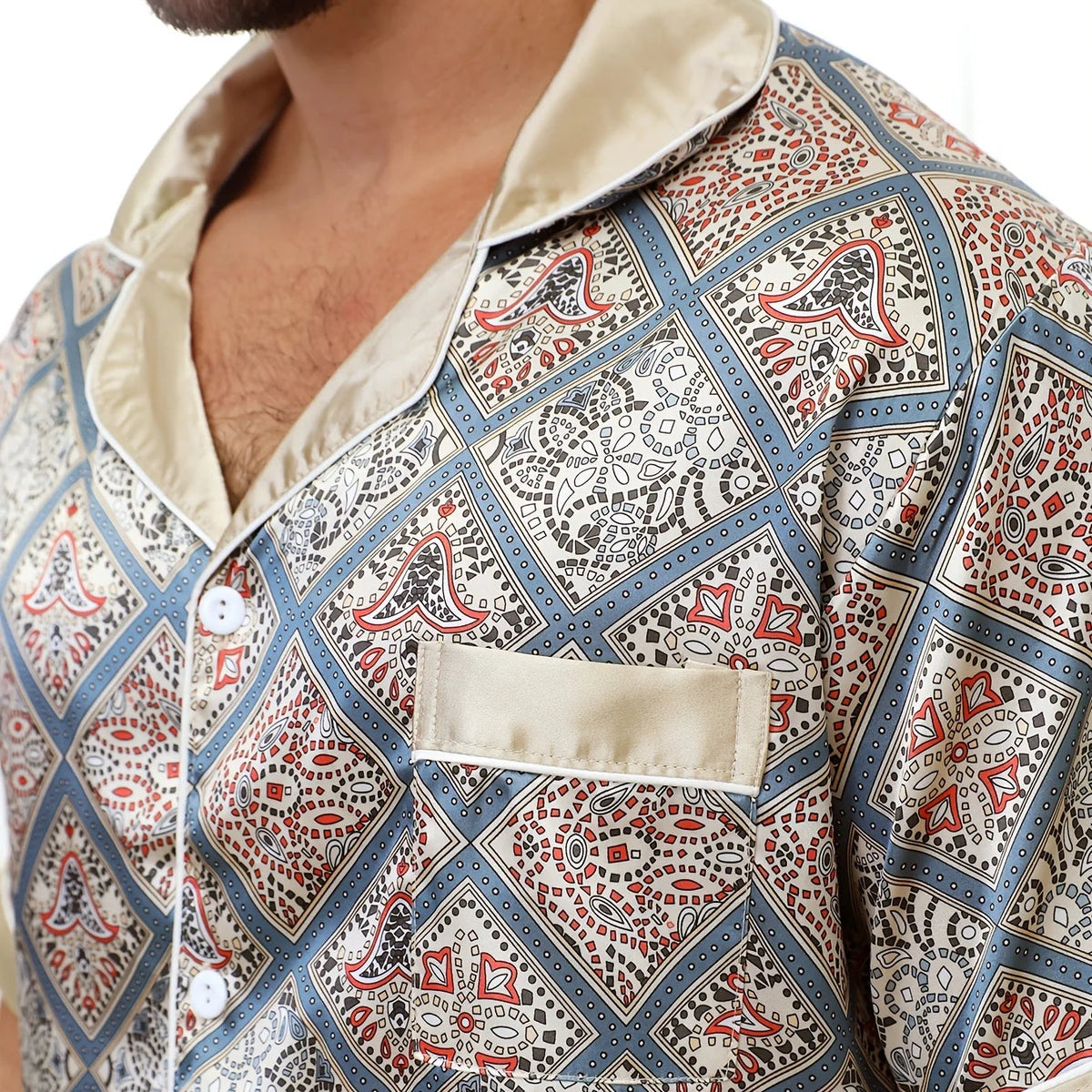 Détail du col satiné beige et de la poche poitrine du pyjama en soie homme court luxe