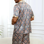 Vue de dos du pyjama en soie homme court luxe à motif foulard avec poignets satinés beige
