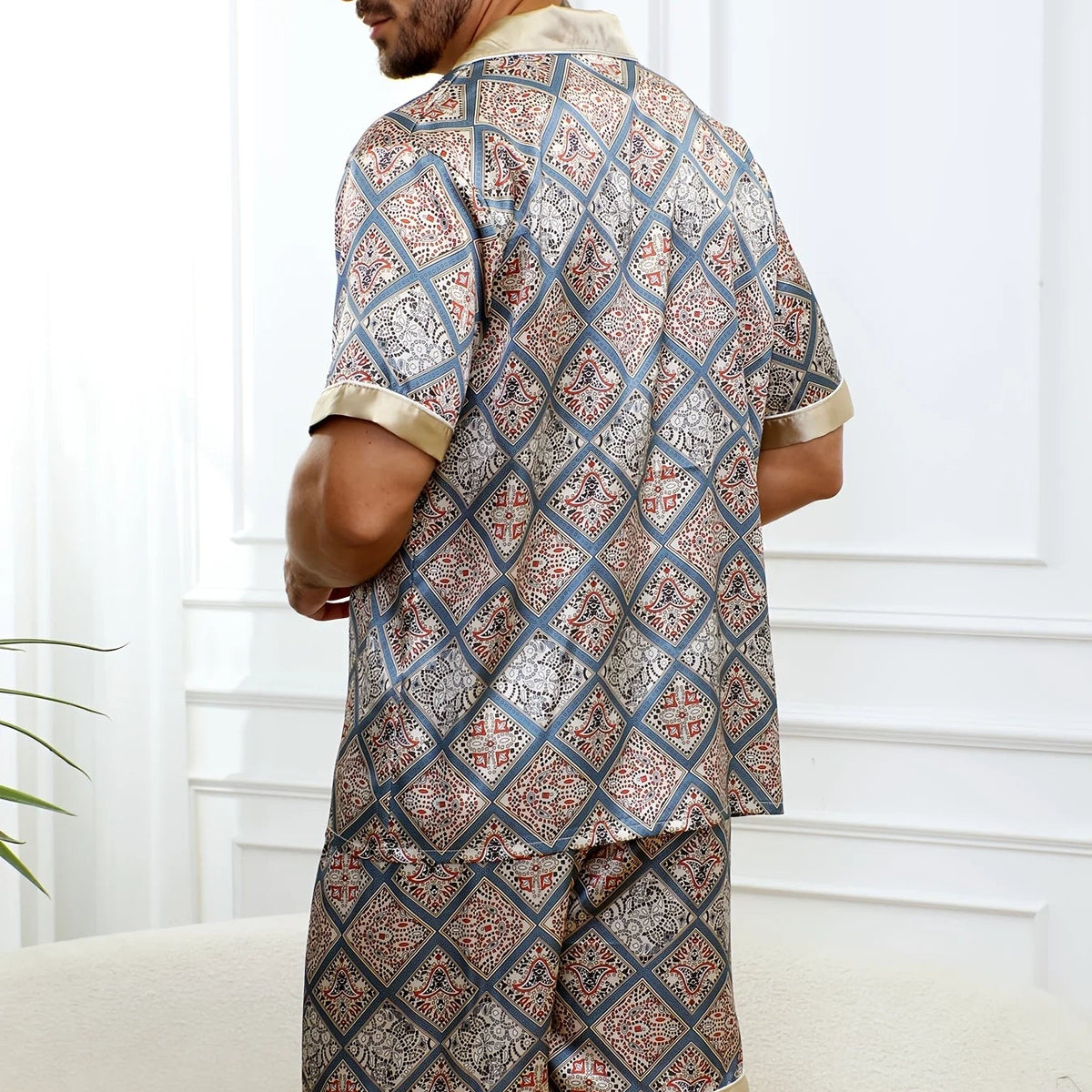 Vue de dos du pyjama en soie homme court luxe à motif foulard avec poignets satinés beige