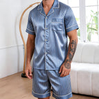 Pyjama en soie homme short à fines rayures bleu et blanc, col tailleur et passepoil clair