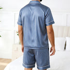 Vue de dos du pyjama en soie homme short rayé bleu avec ourlet contrasté blanc
