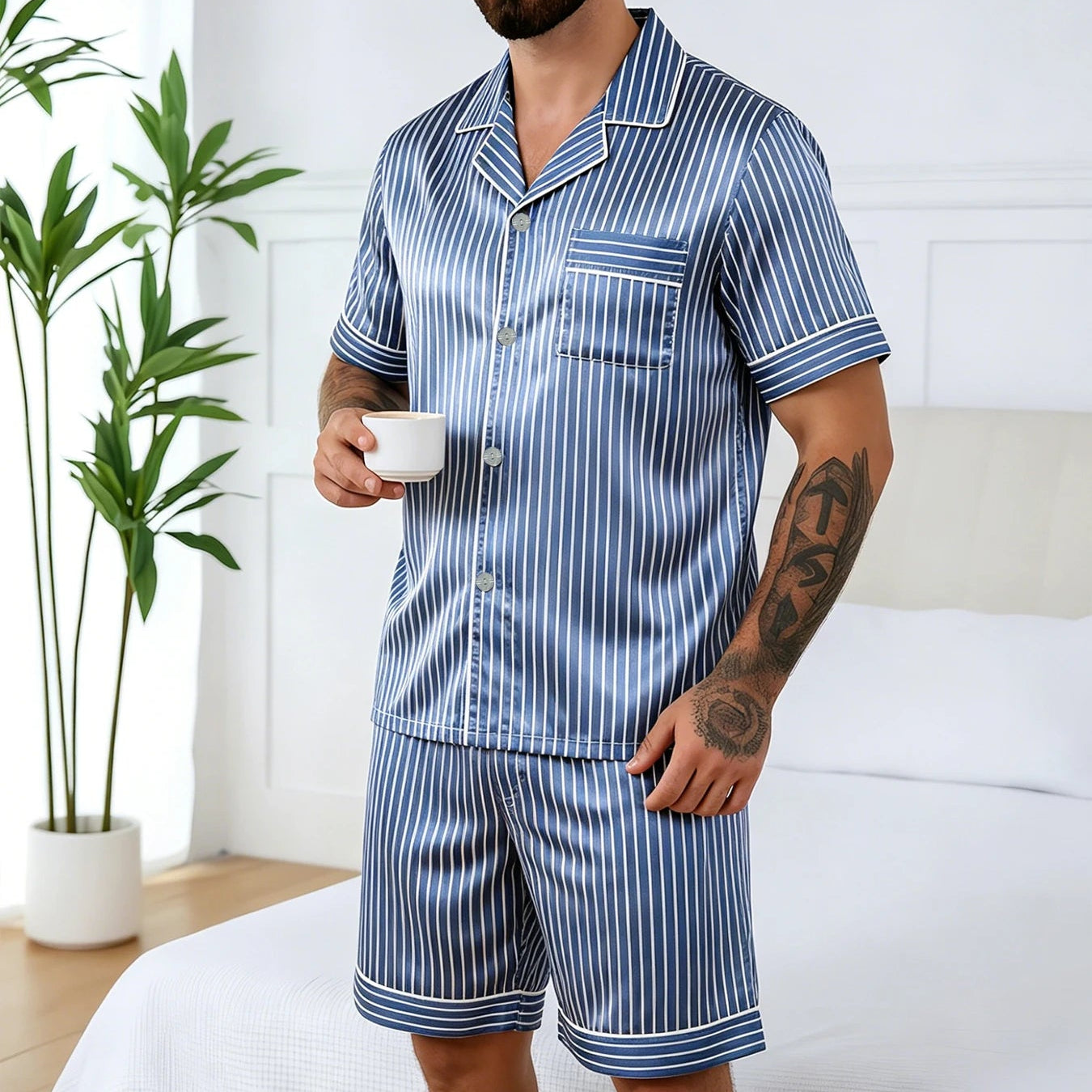 Homme debout en pyjama en soie homme short rayé bleu, chemise manches courtes et short assorti